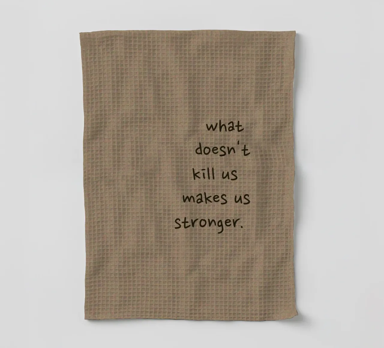 "What Doesn't Kill Us..." - Motivierender Text Kunstdruck Geschirrtuch von ClubArt