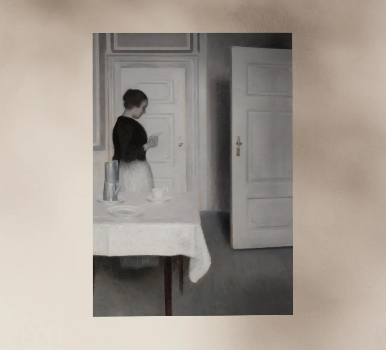 Vilhelm Hammershøi - Interno, donna che legge - Arte nordica pellicola backlit da ClubArt