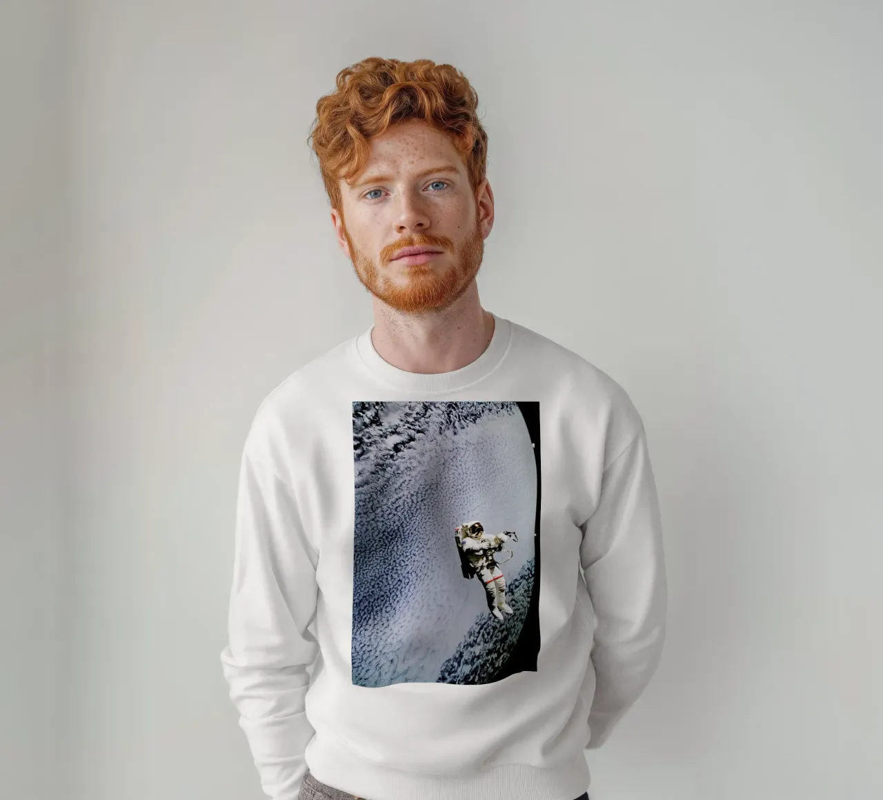 Astronaut in Space felpa da Vintage by JUNIQE