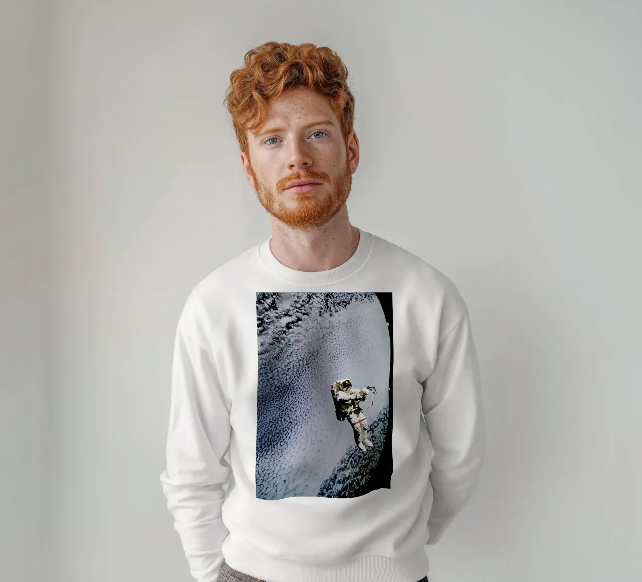 Astronaut in Space felpa da Vintage by JUNIQE