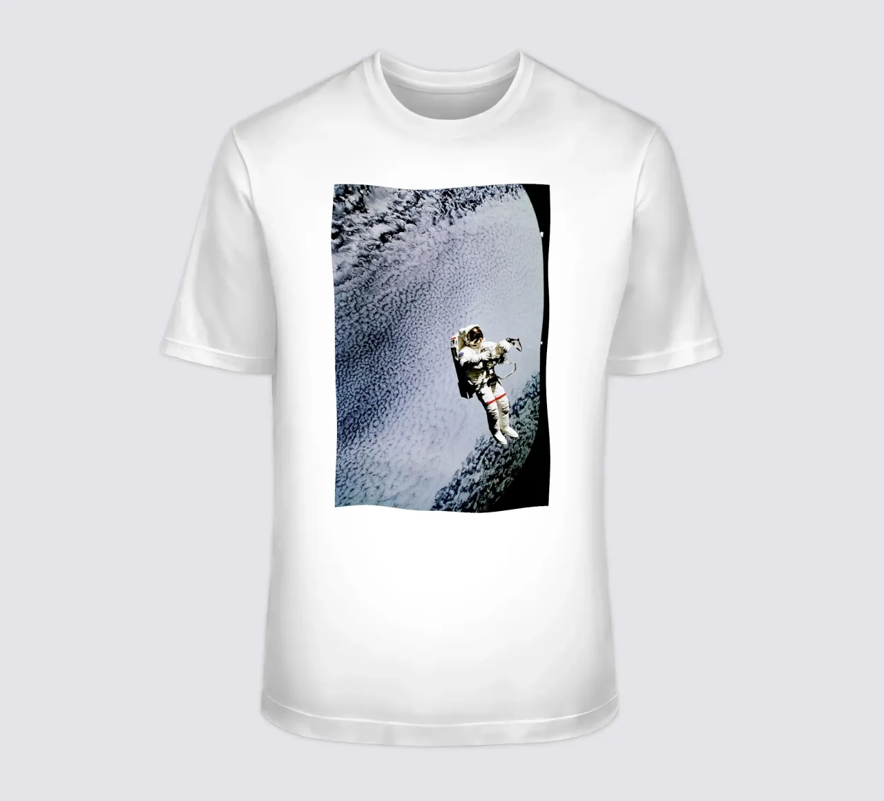 Astronaut in Space t-shirt da Vintage by JUNIQE
