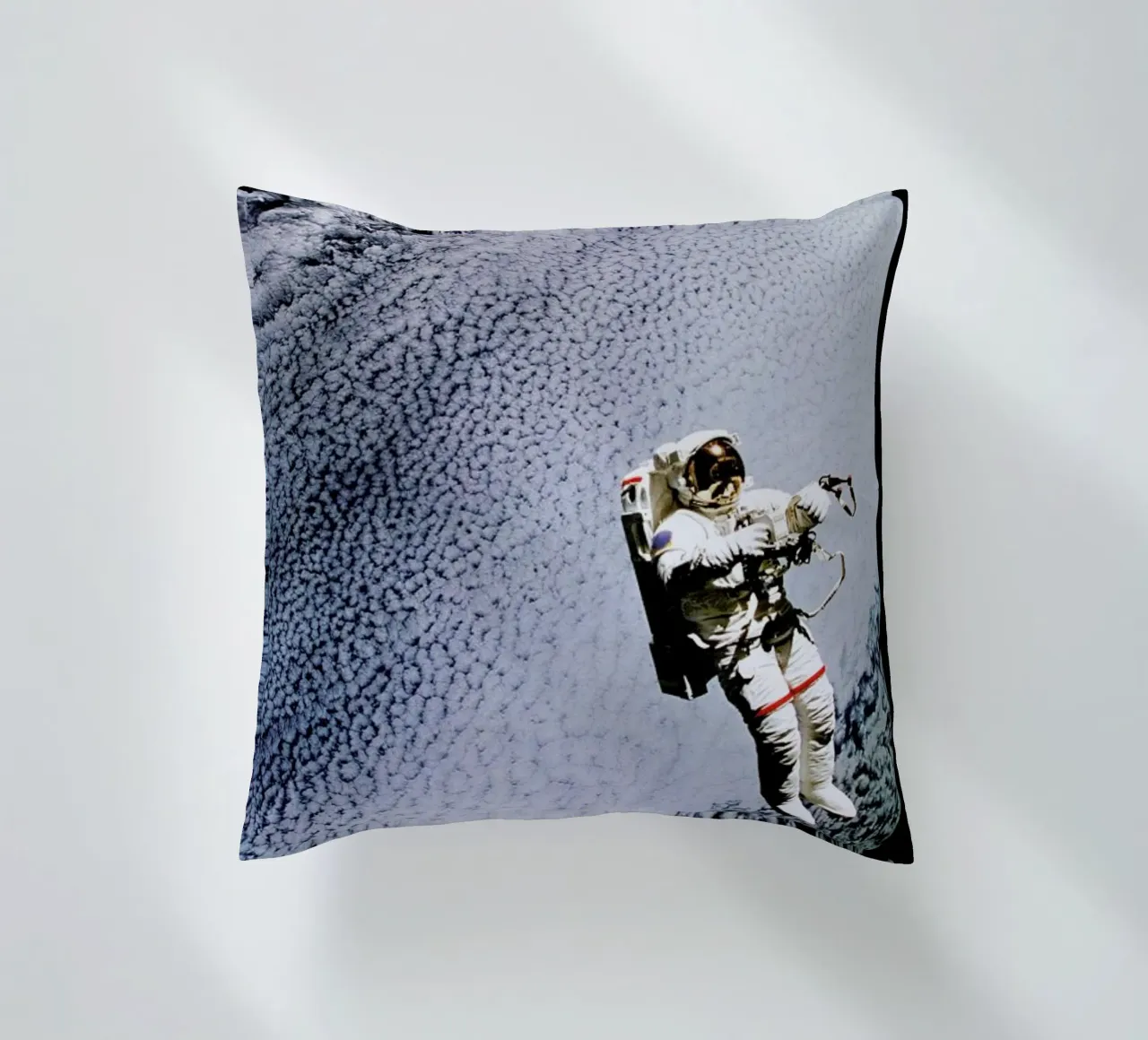Astronaut in Space cuscino da Vintage by JUNIQE