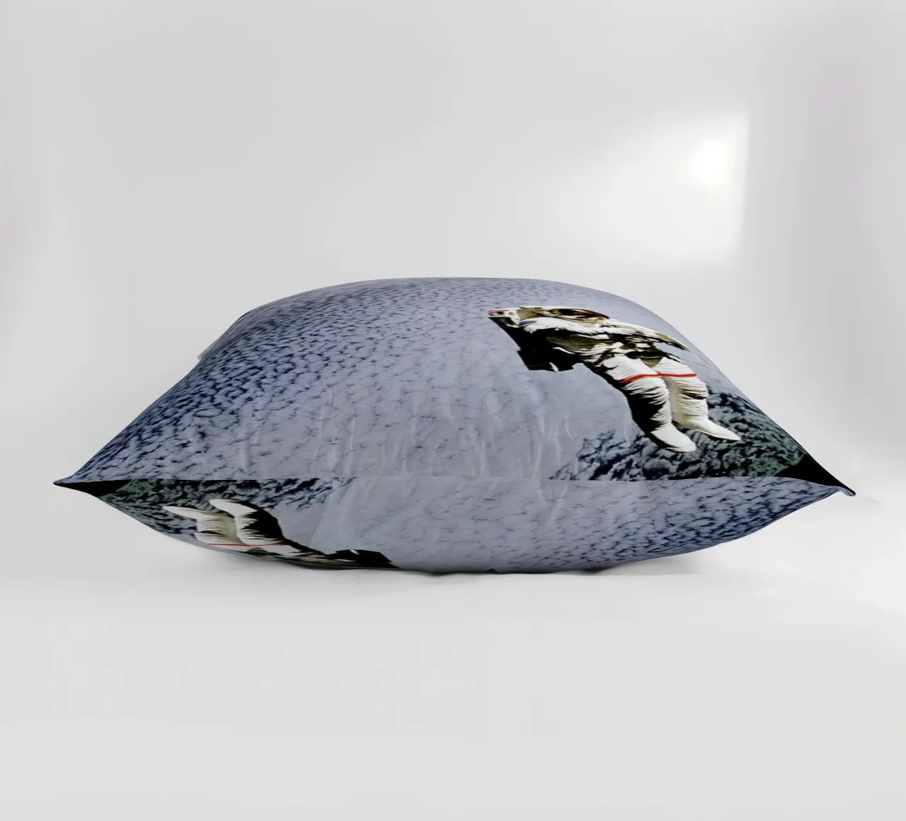 Astronaut in Space cuscino da Vintage by JUNIQE