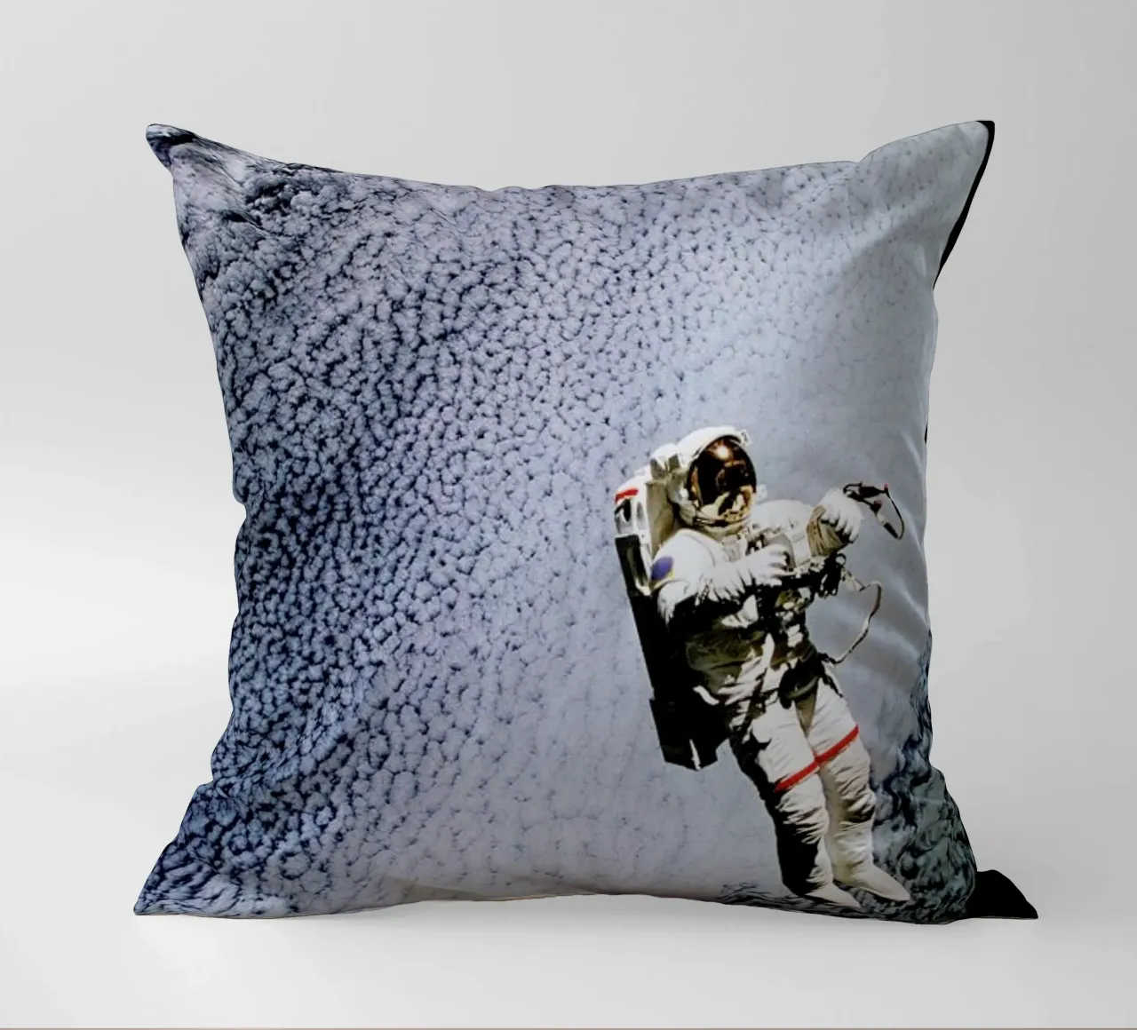 Astronaut in Space cuscino da Vintage by JUNIQE