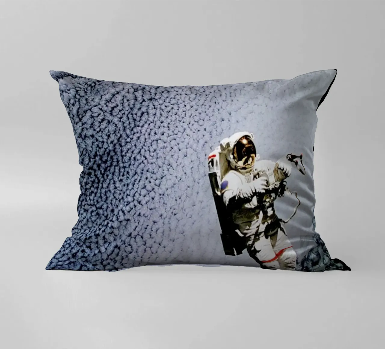 Astronaut in Space cuscino da Vintage by JUNIQE
