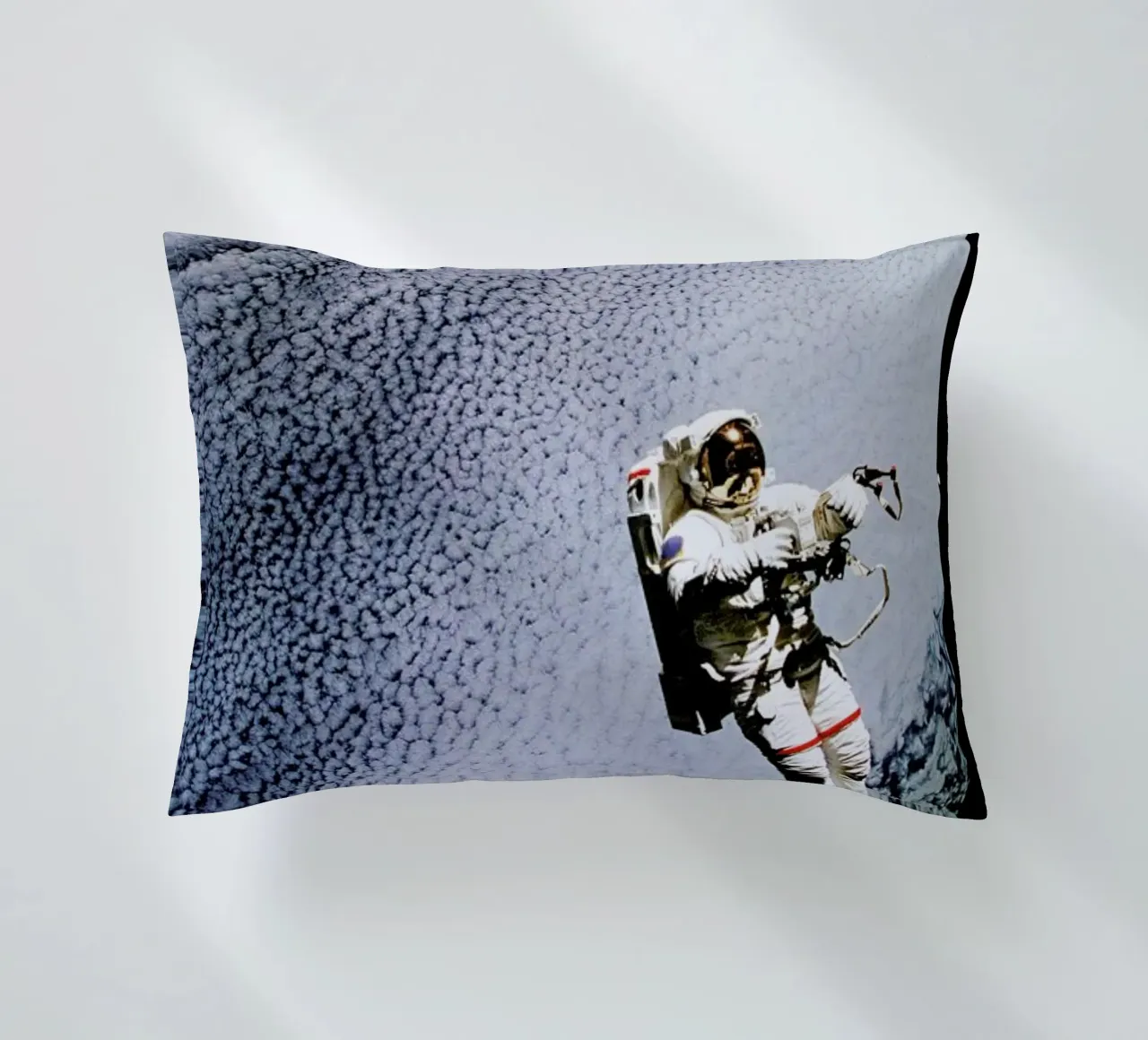 Astronaut in Space cuscino da Vintage by JUNIQE