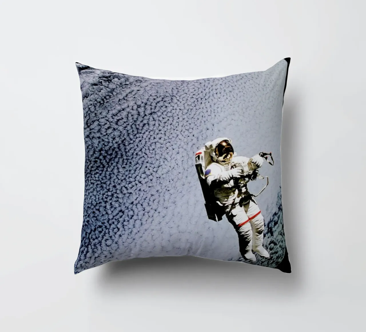 Astronaut in Space cuscino da Vintage by JUNIQE