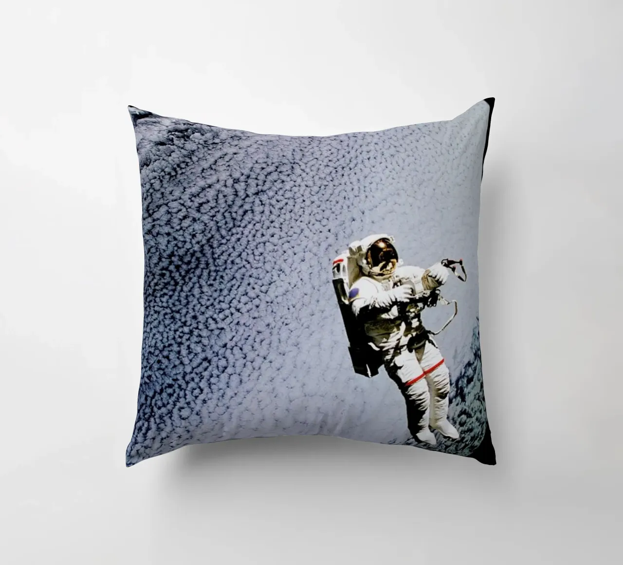 Astronaut in Space cuscino da Vintage by JUNIQE