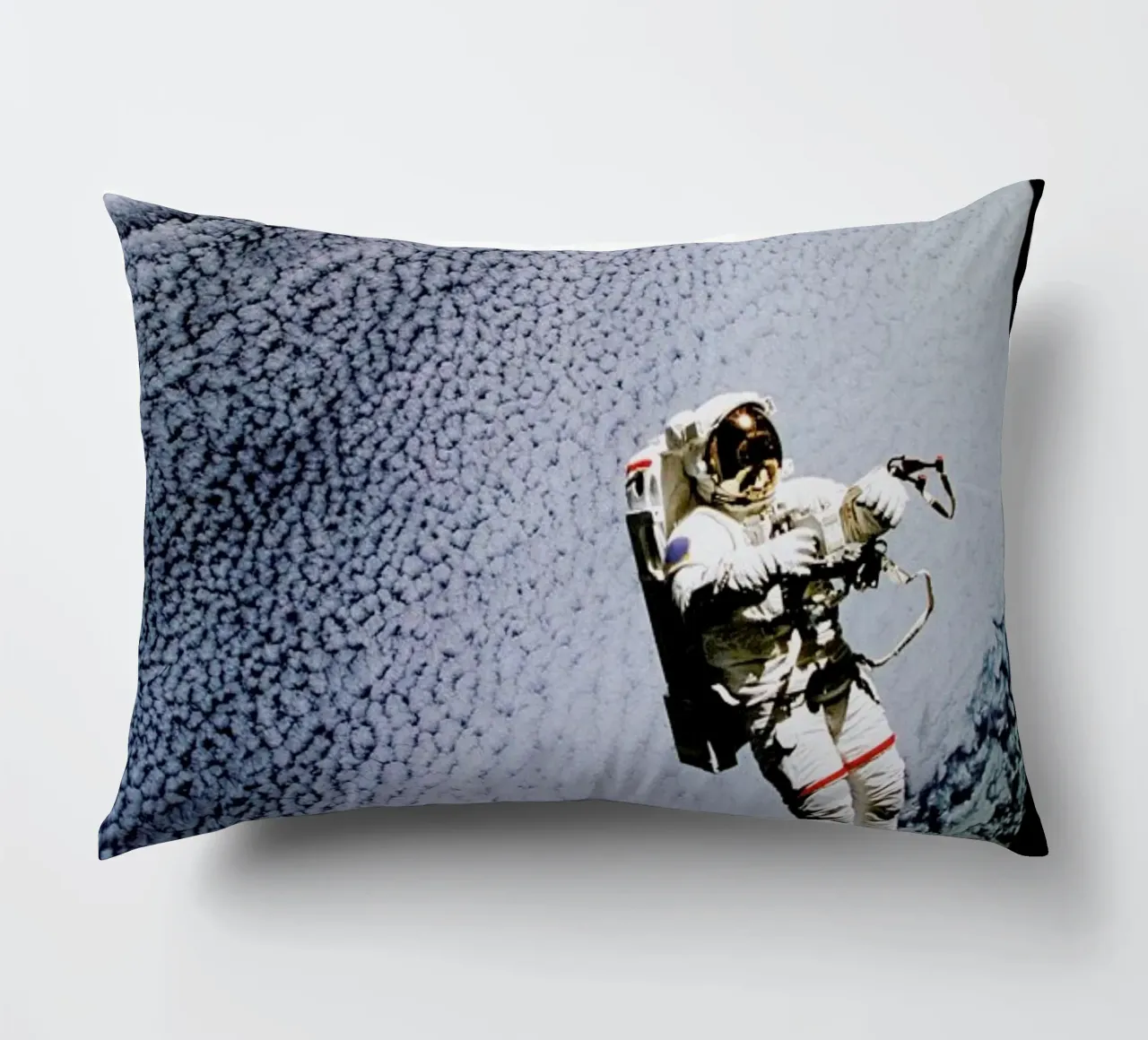 Astronaut in Space cuscino da Vintage by JUNIQE