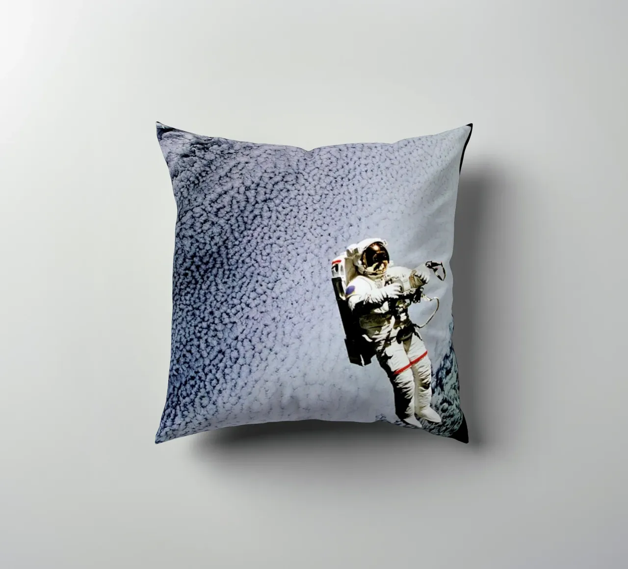 Astronaut in Space cuscino da Vintage by JUNIQE