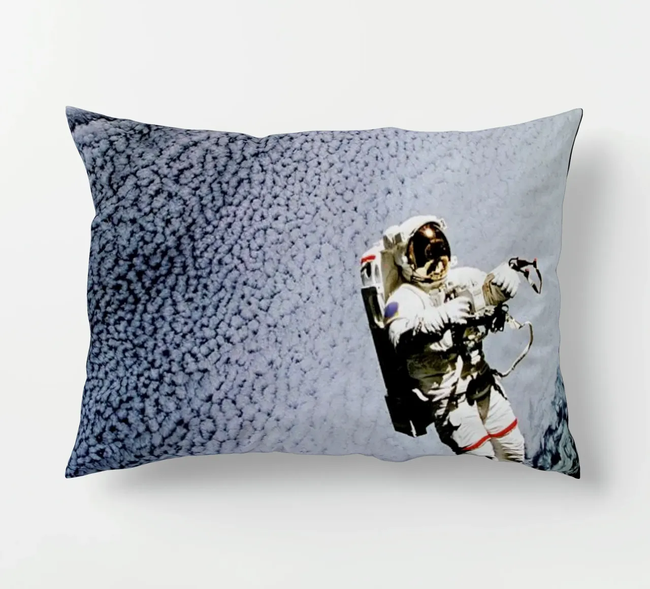 Astronaut in Space cuscino da Vintage by JUNIQE