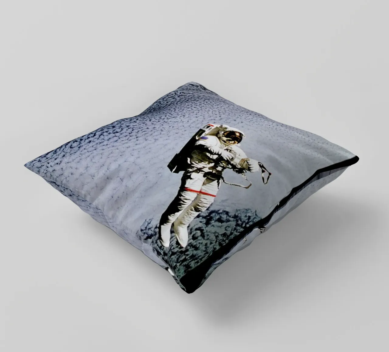 Astronaut in Space cuscino da Vintage by JUNIQE