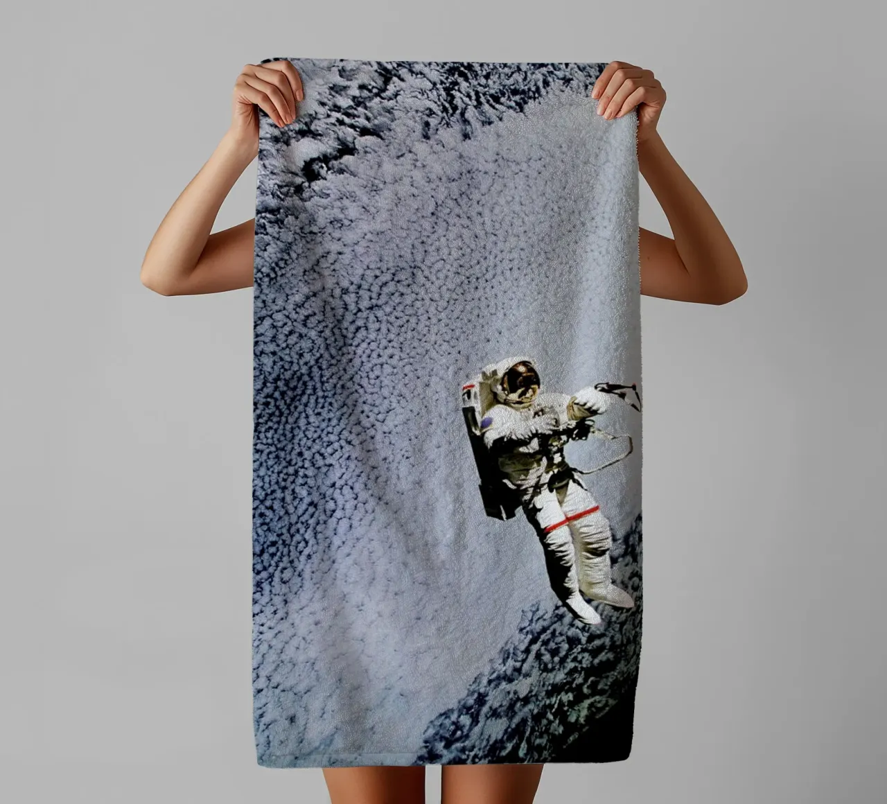 Astronaut in Space asciugamano da bagno da Vintage by JUNIQE