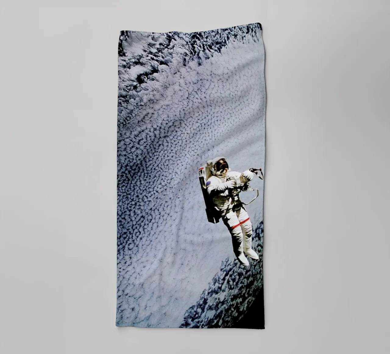 Astronaut in Space asciugamano da bagno da Vintage by JUNIQE