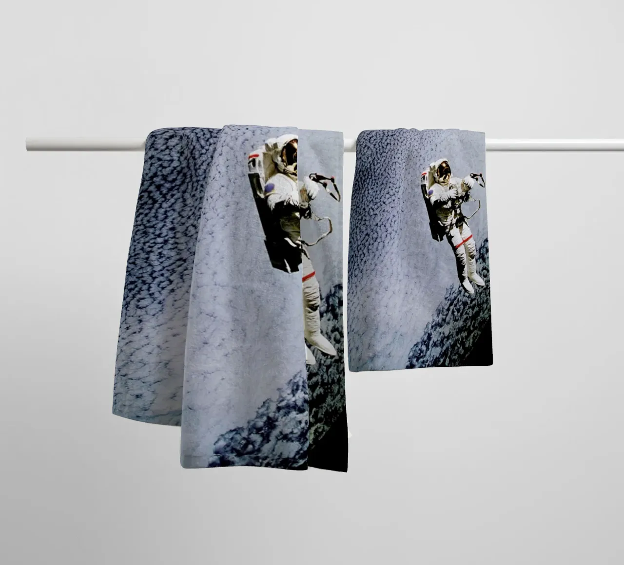 Astronaut in Space asciugamano da bagno da Vintage by JUNIQE