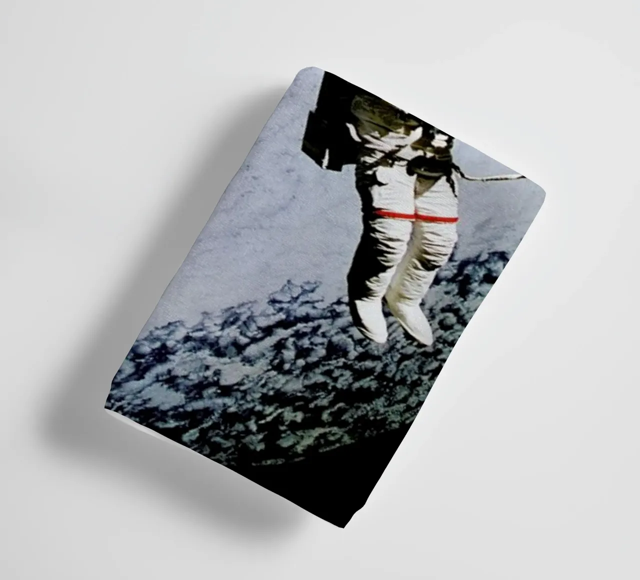 Astronaut in Space asciugamano da bagno da Vintage by JUNIQE