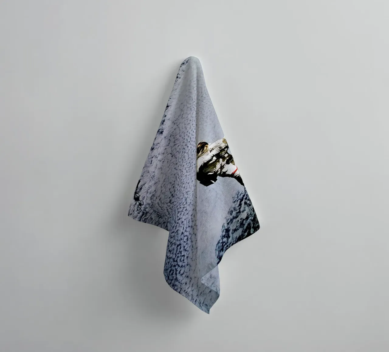 Astronaut in Space asciugamano da bagno da Vintage by JUNIQE