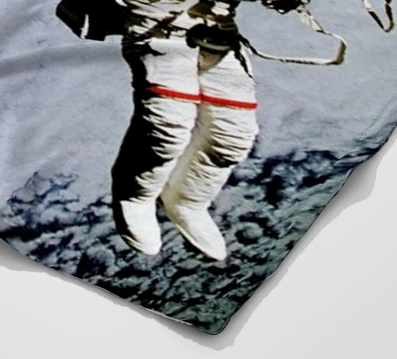 Astronaut in Space coperta in pile da Vintage by JUNIQE