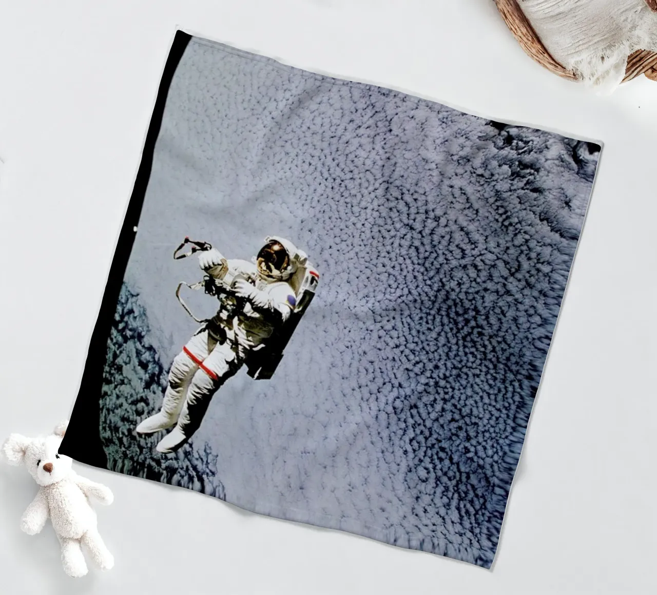 Astronaut in Space coperta in pile da Vintage by JUNIQE