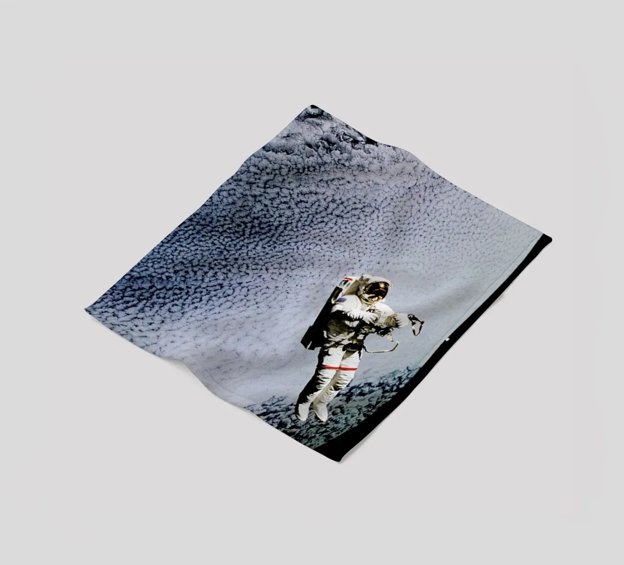 Astronaut in Space coperta in pile da Vintage by JUNIQE