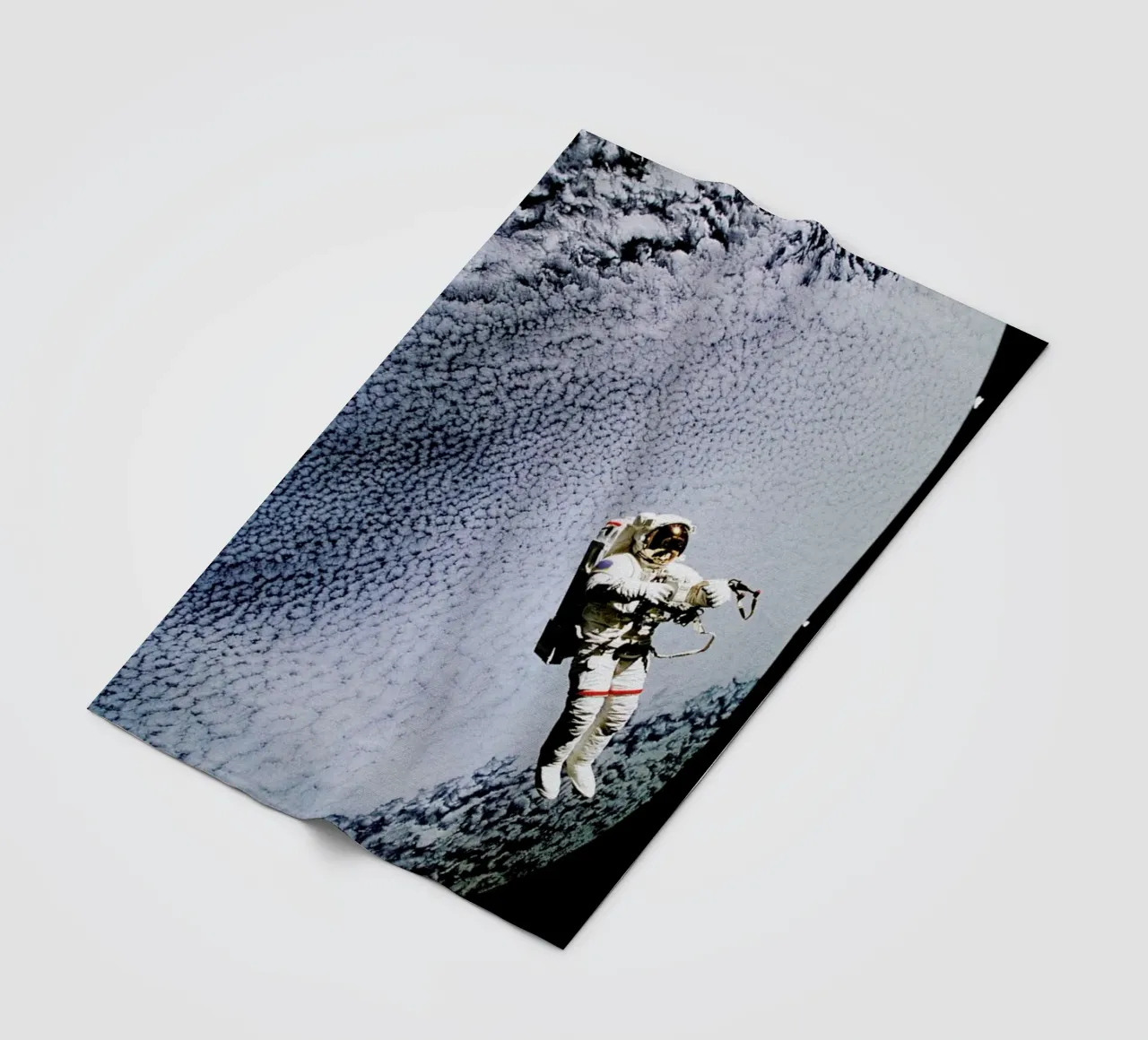 Astronaut in Space coperta in pile da Vintage by JUNIQE