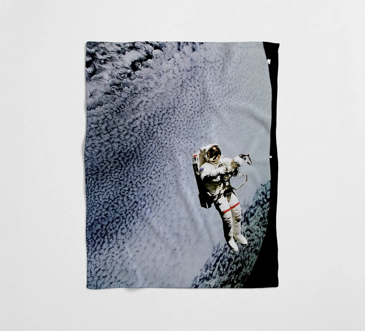 Astronaut in Space coperta in pile da Vintage by JUNIQE