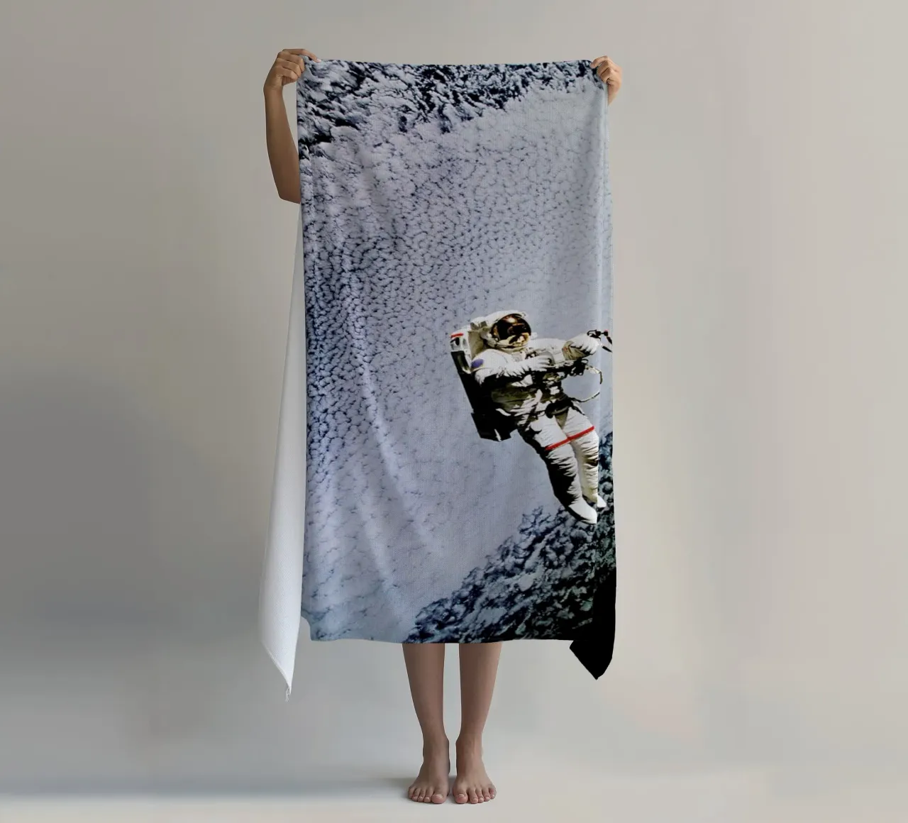 Astronaut in Space telo mare da Vintage by JUNIQE