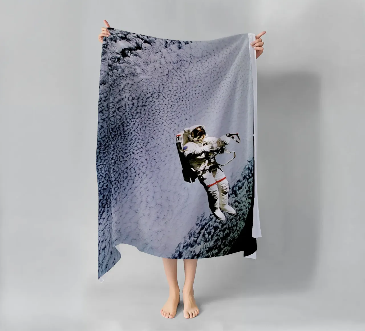 Astronaut in Space telo mare da Vintage by JUNIQE