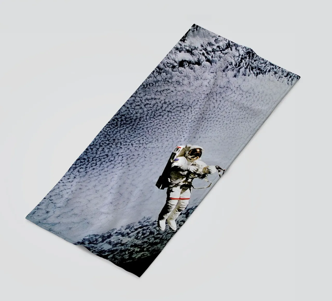 Astronaut in Space telo mare da Vintage by JUNIQE