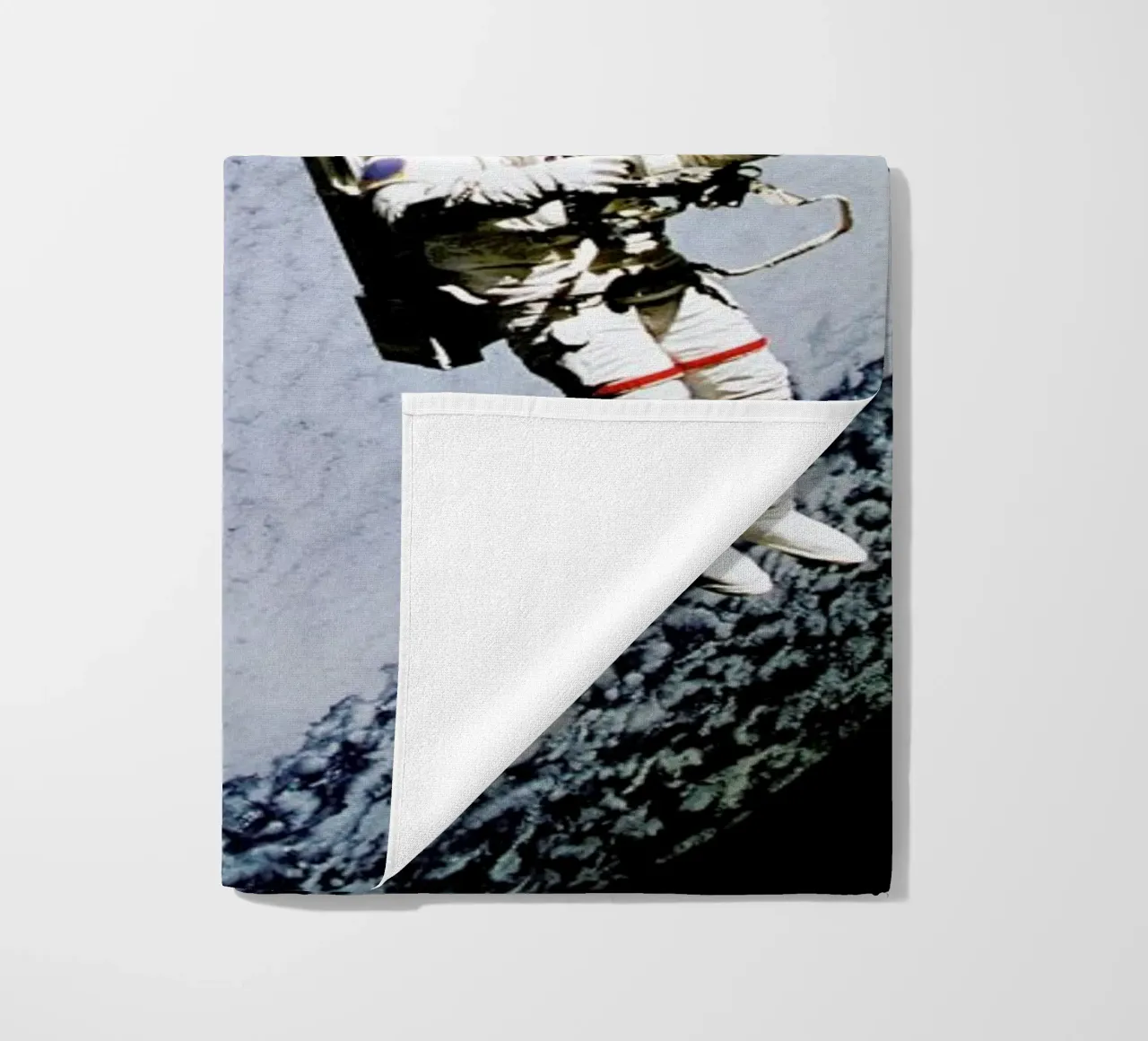 Astronaut in Space telo mare da Vintage by JUNIQE