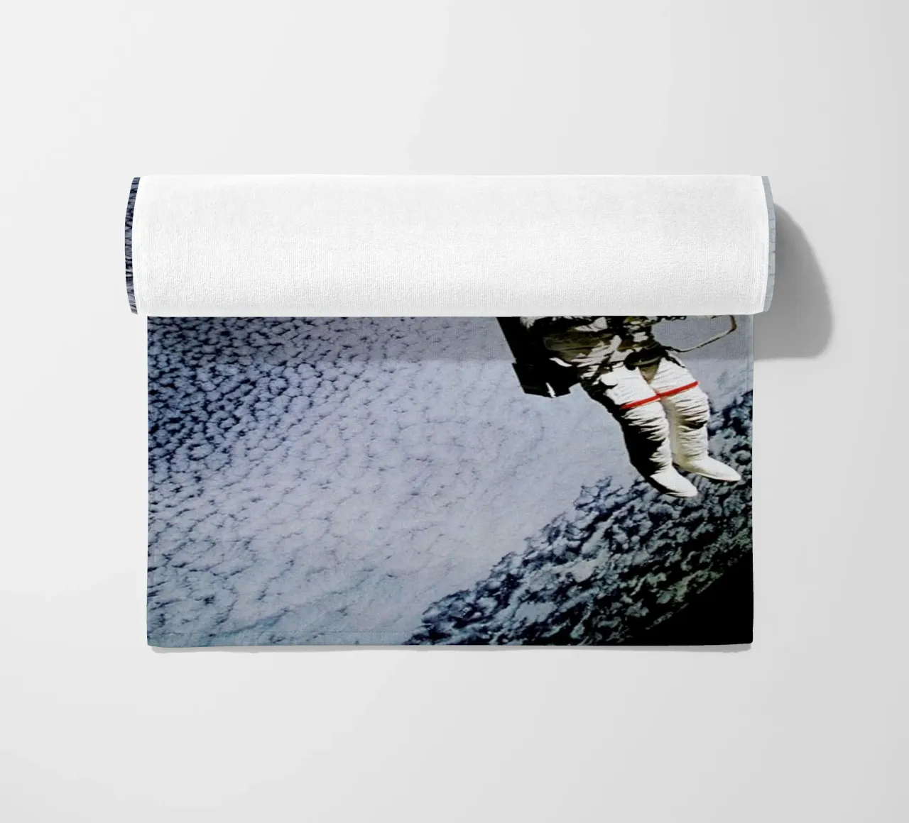 Astronaut in Space telo mare da Vintage by JUNIQE