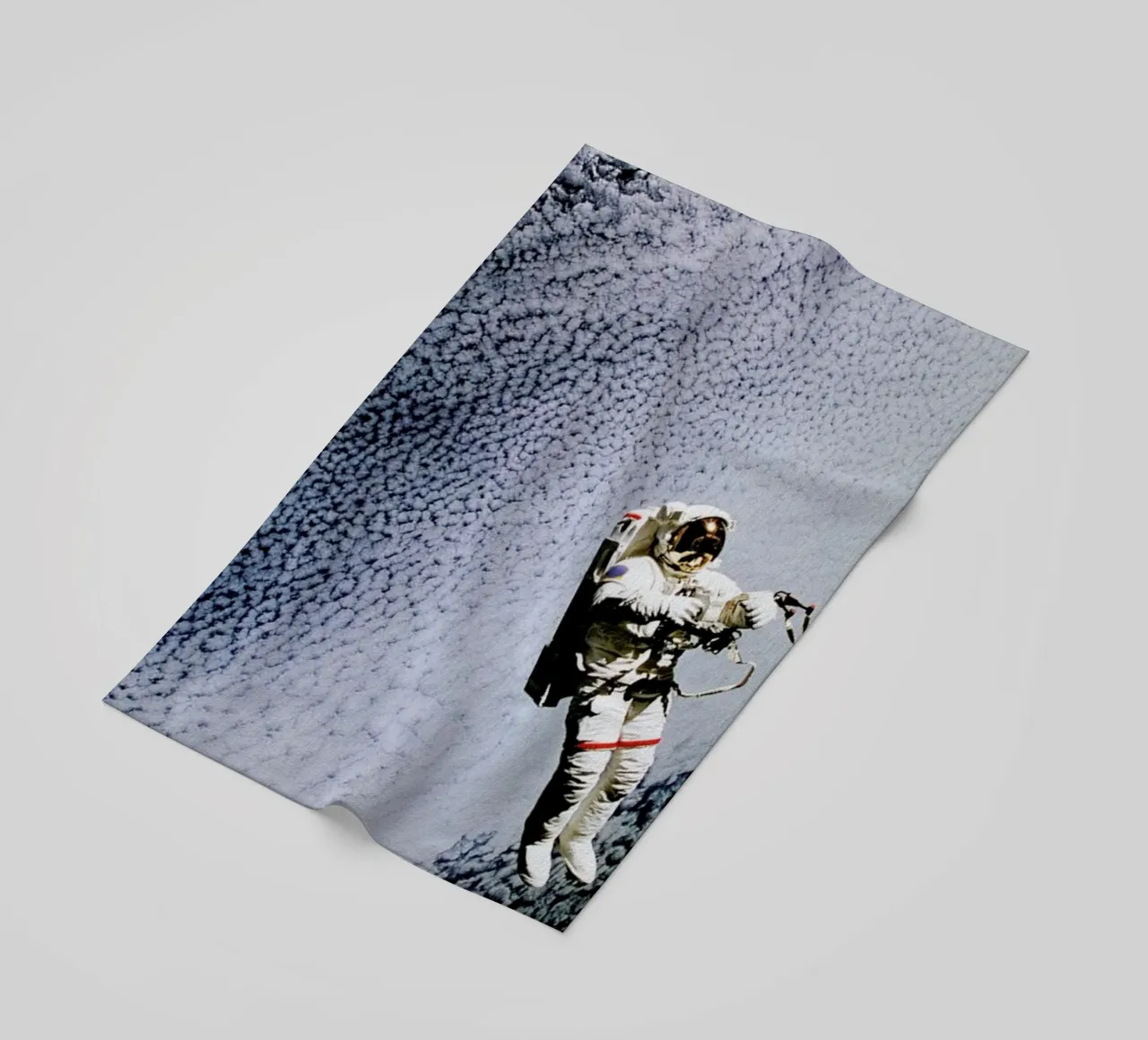 Astronaut in Space telo mare da Vintage by JUNIQE