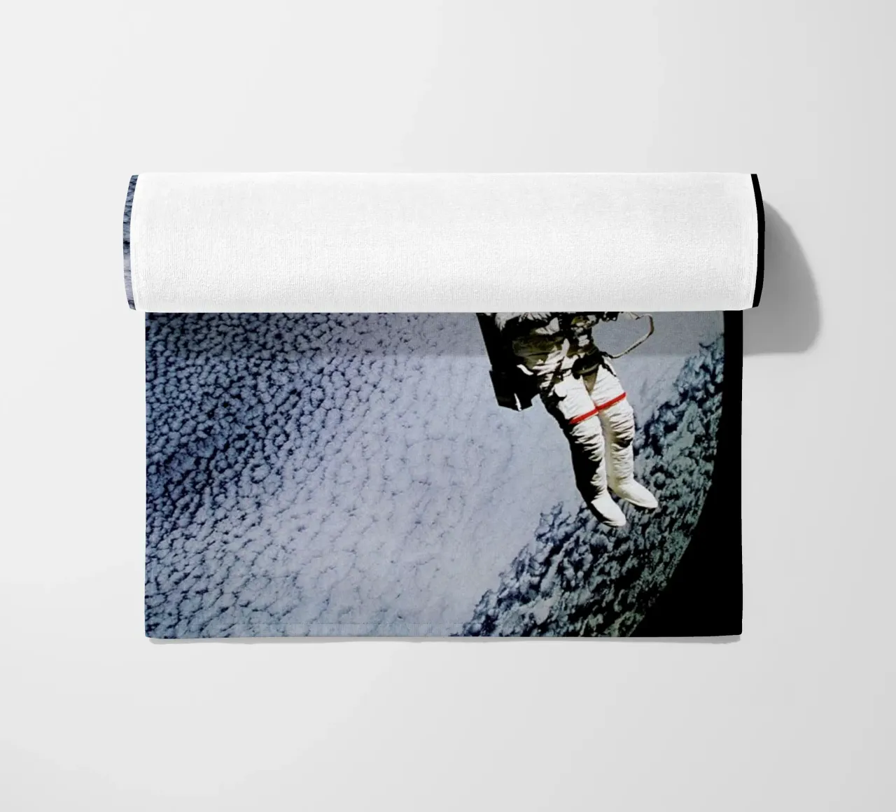 Astronaut in Space telo mare da Vintage by JUNIQE