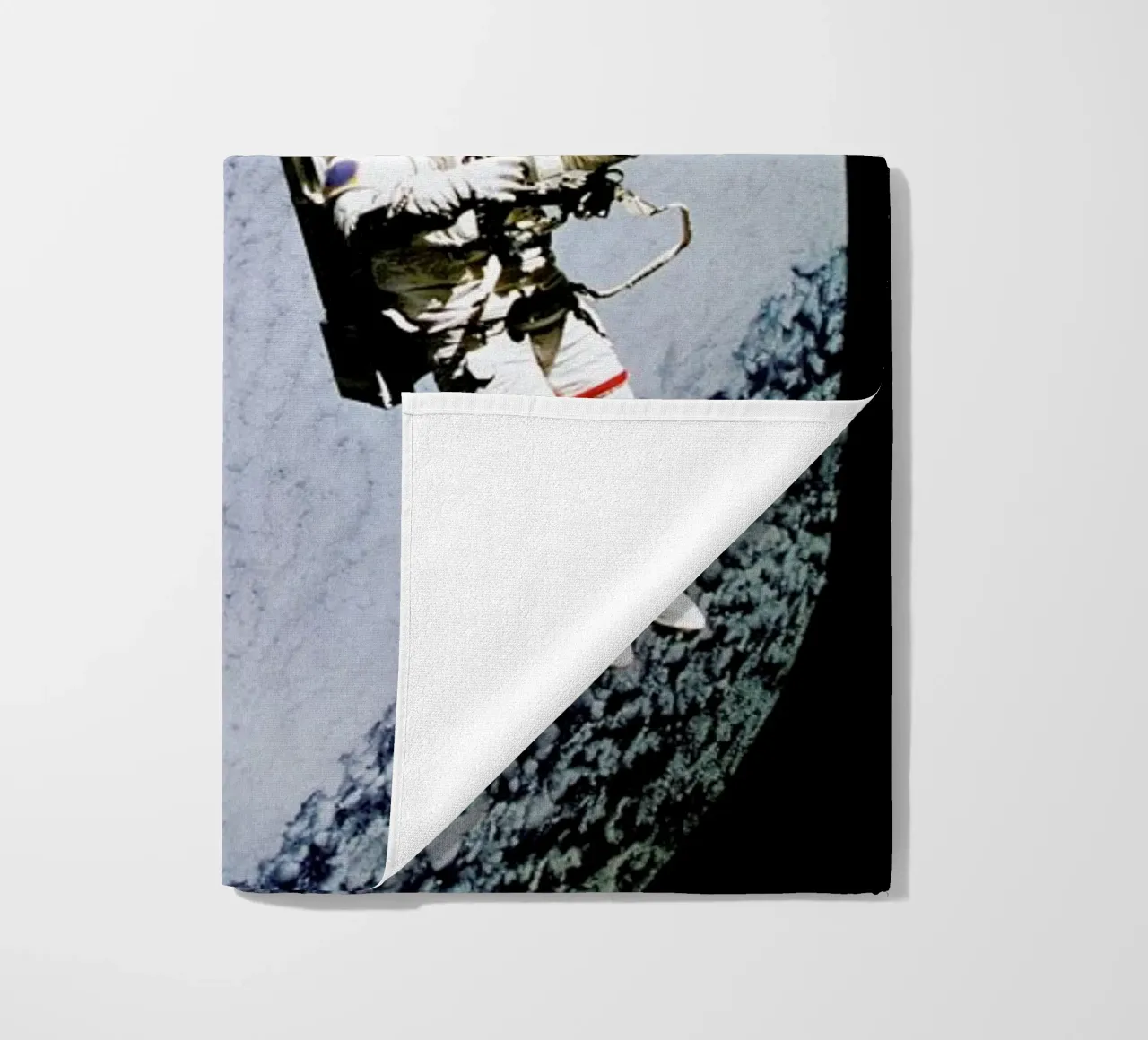 Astronaut in Space telo mare da Vintage by JUNIQE