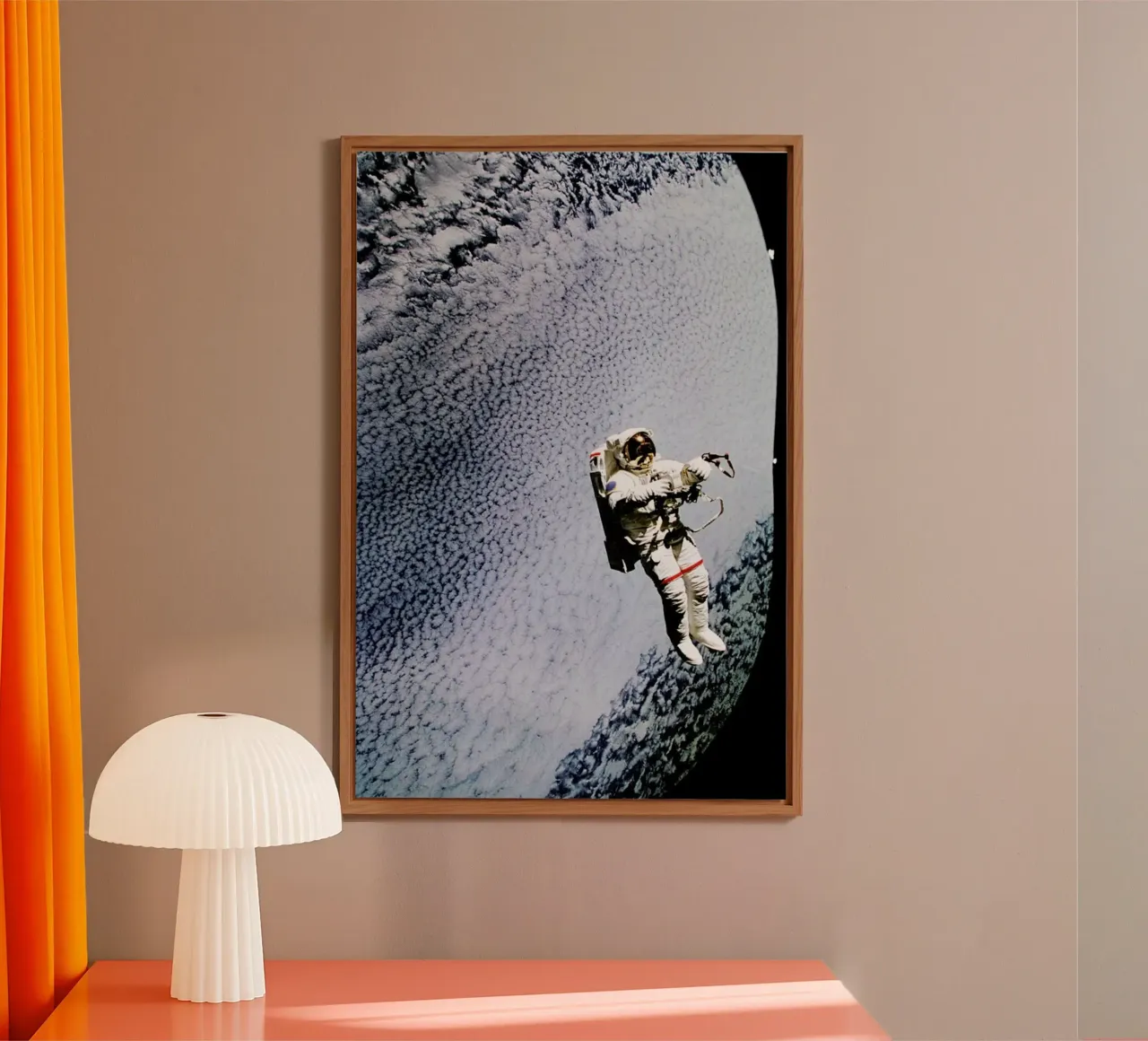 Astronaut in Space alluminio dibond da Vintage by JUNIQE