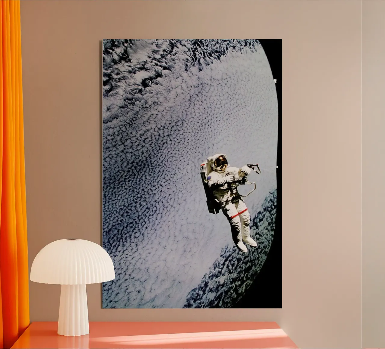 Astronaut in Space alluminio dibond da Vintage by JUNIQE