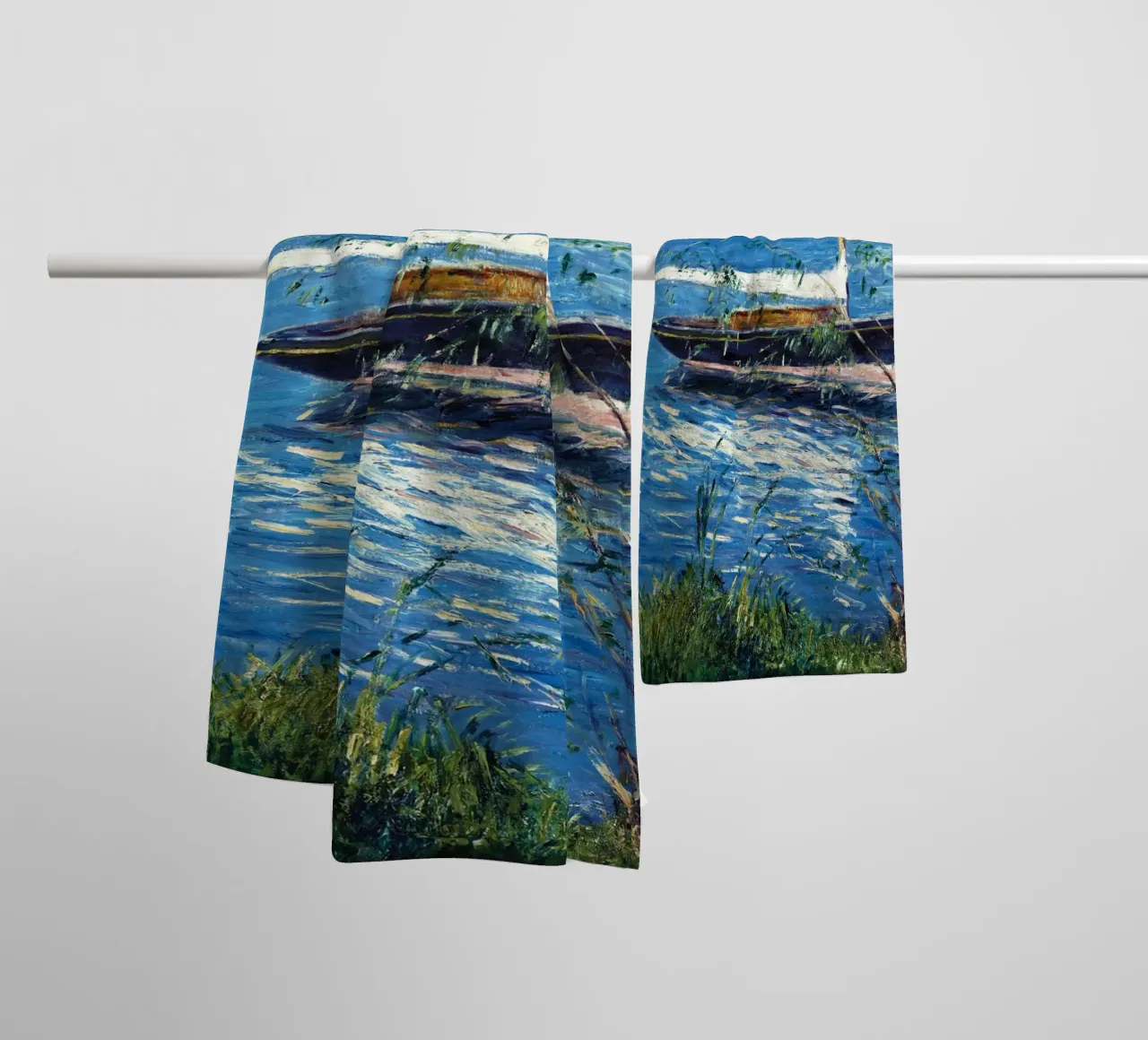 La barca di Claude Monet ormeggiata sulla Senna ad Argenteuil asciugamano da bagno da Monet Art Prints