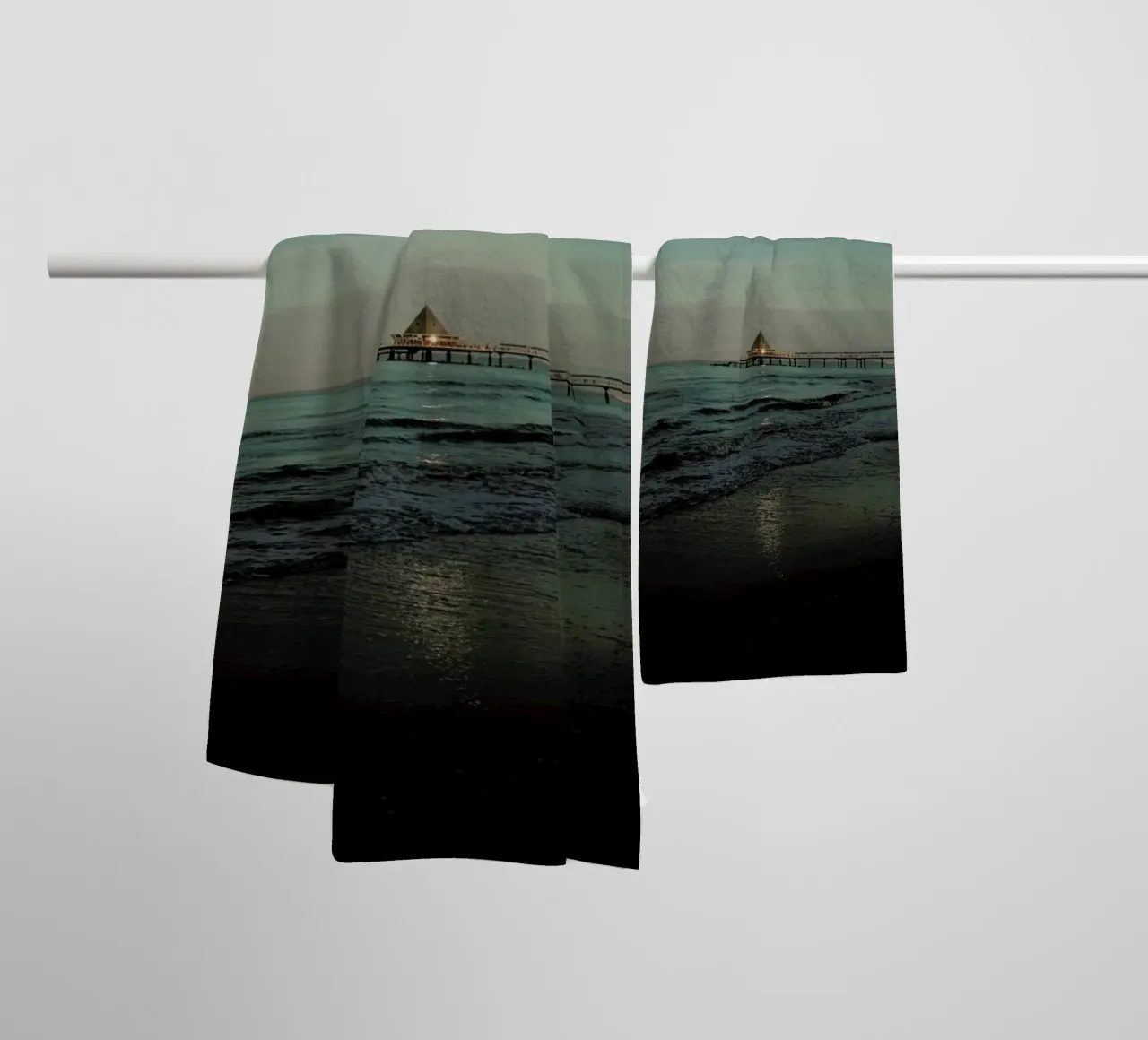 Sundown At The Bridge asciugamano da bagno da Sebastian Hilgetag