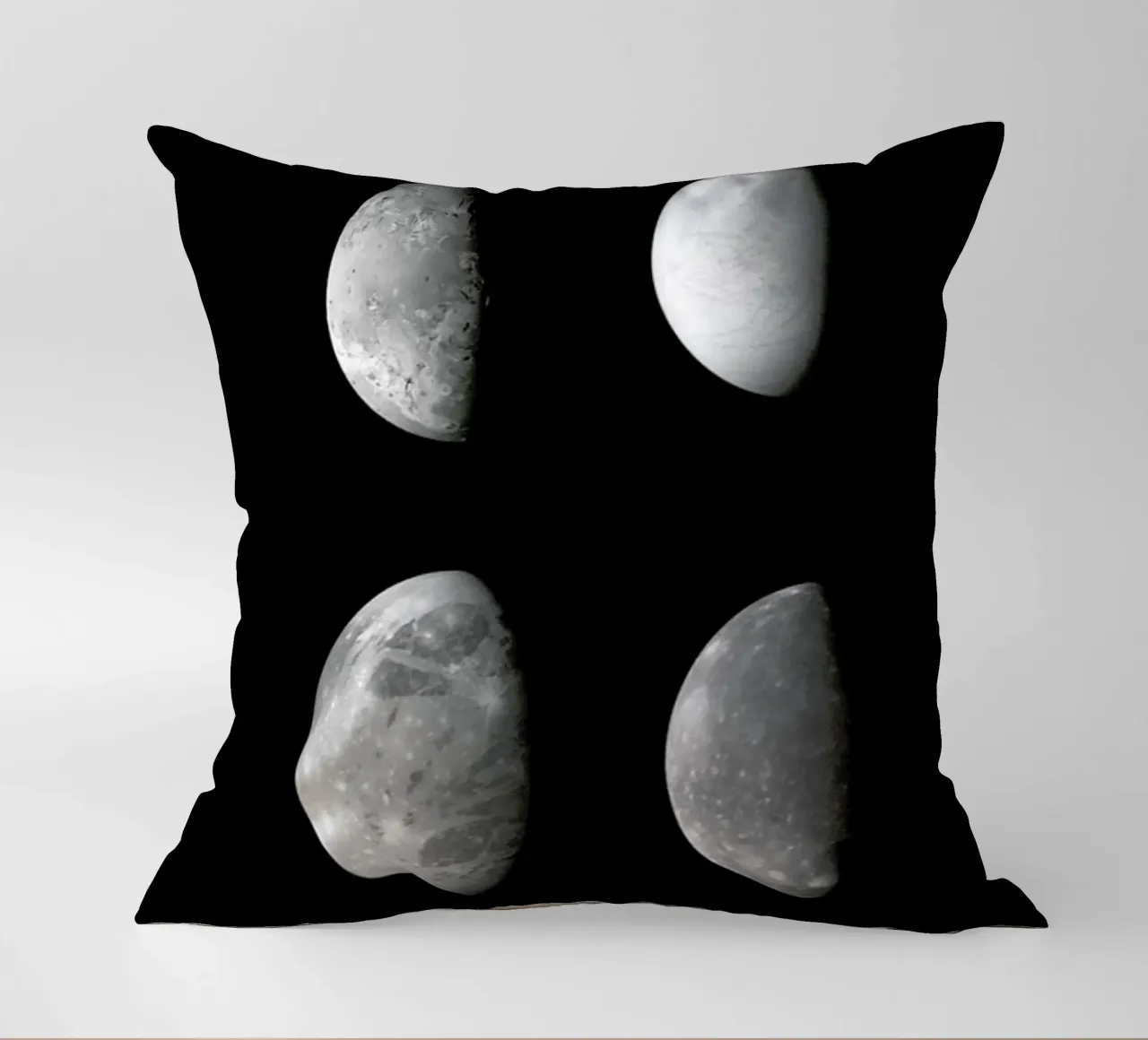Jupiter's Moons cuscino da Vintage by JUNIQE