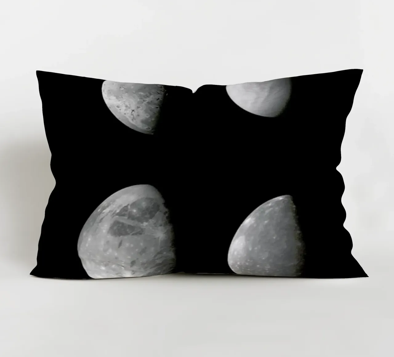 Jupiter's Moons cuscino da Vintage by JUNIQE
