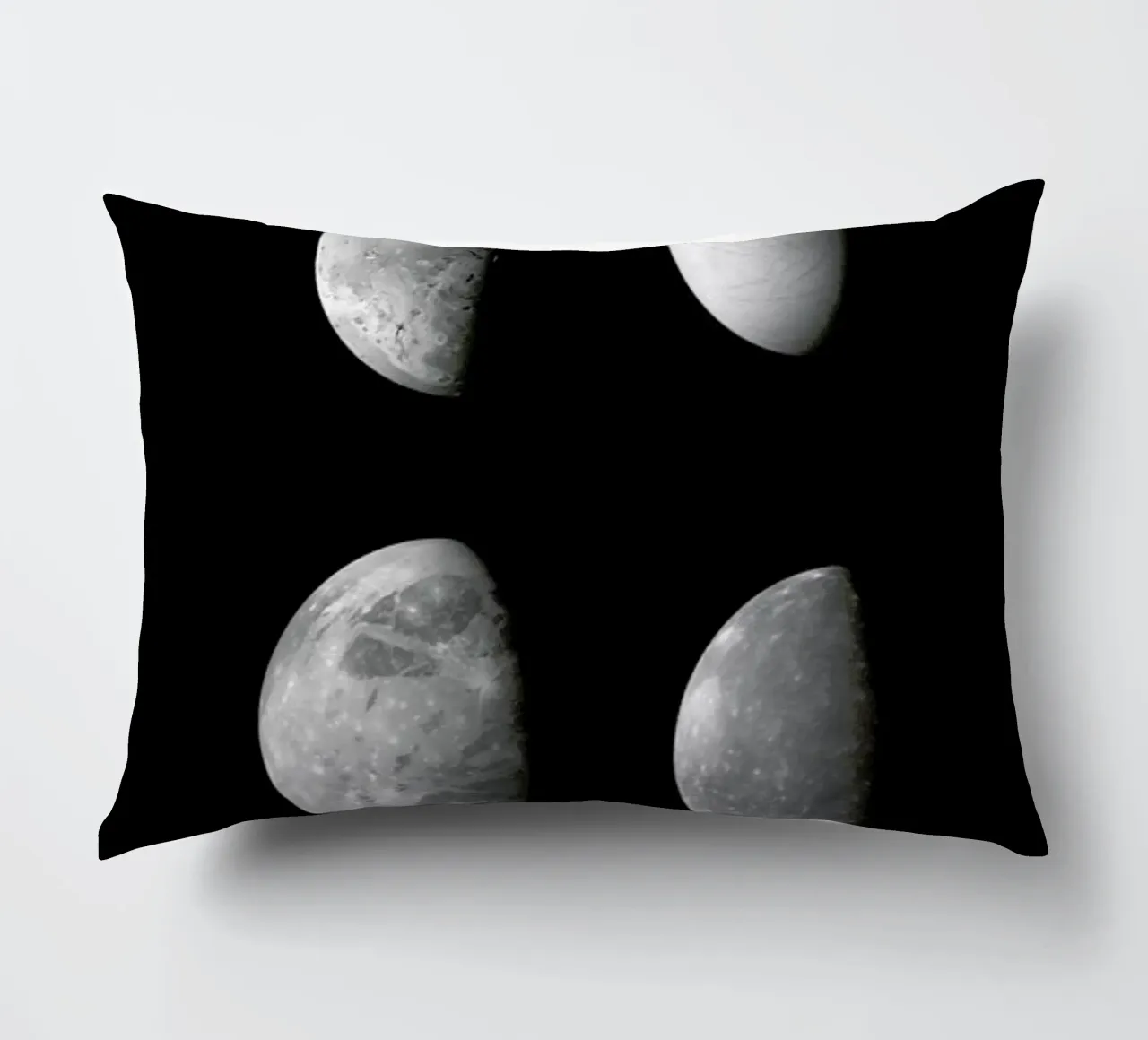 Jupiter's Moons cuscino da Vintage by JUNIQE