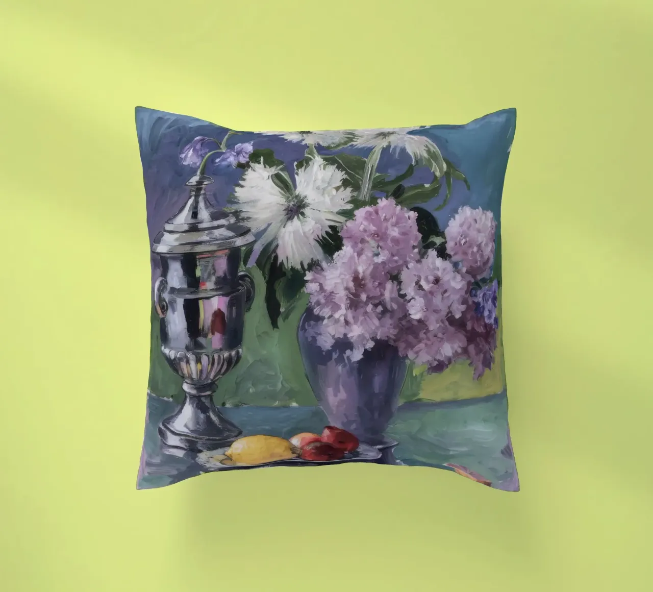 Lillà in brocca d'argento cuscino da Radiance Landscape