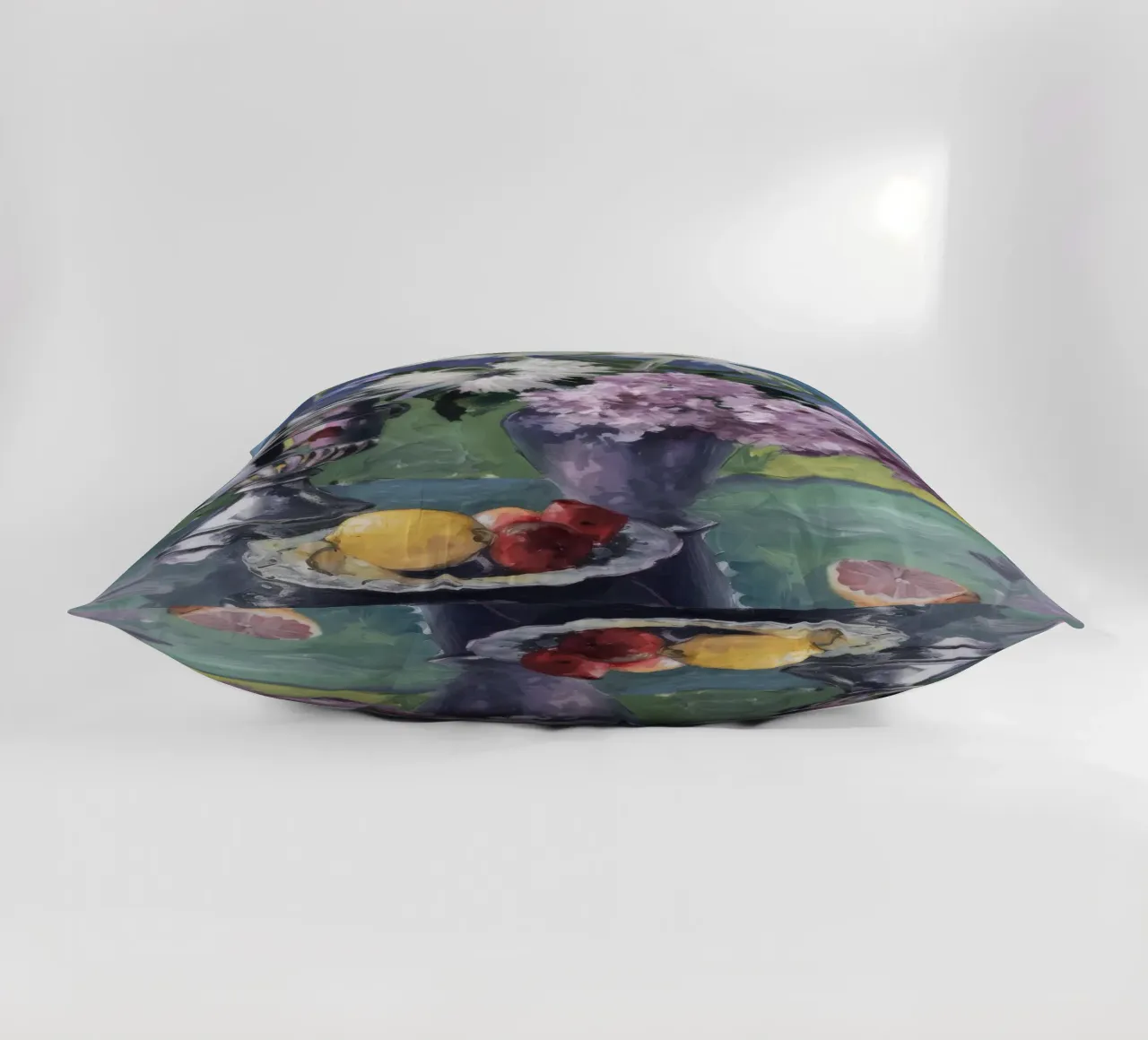 Lillà in brocca d'argento cuscino da Radiance Landscape