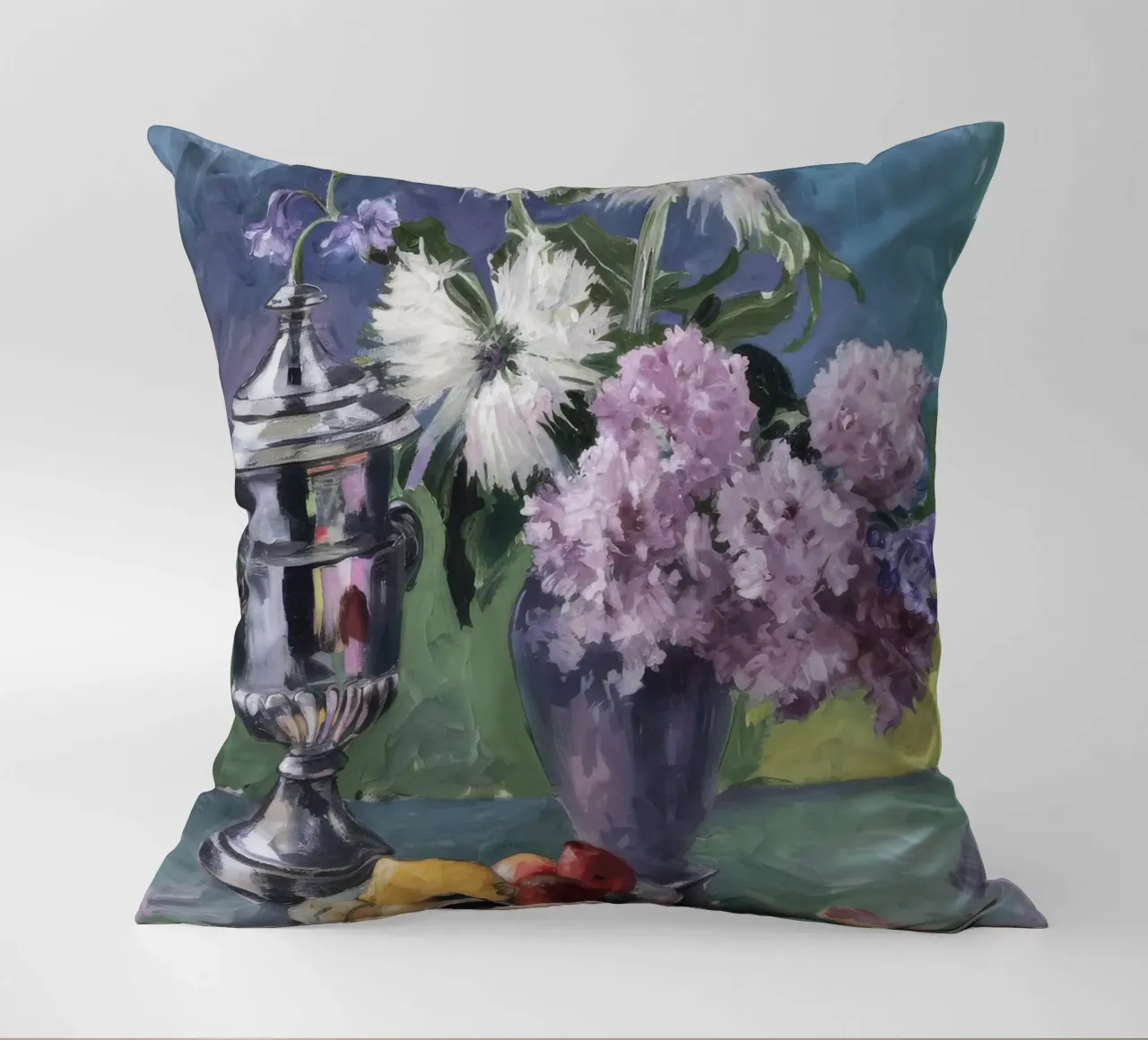 Lillà in brocca d'argento cuscino da Radiance Landscape