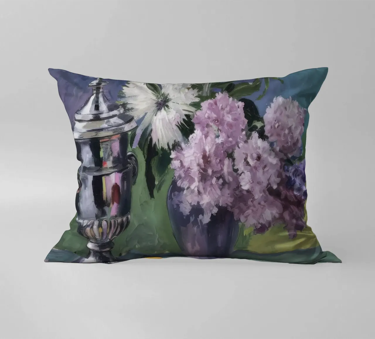 Lillà in brocca d'argento cuscino da Radiance Landscape