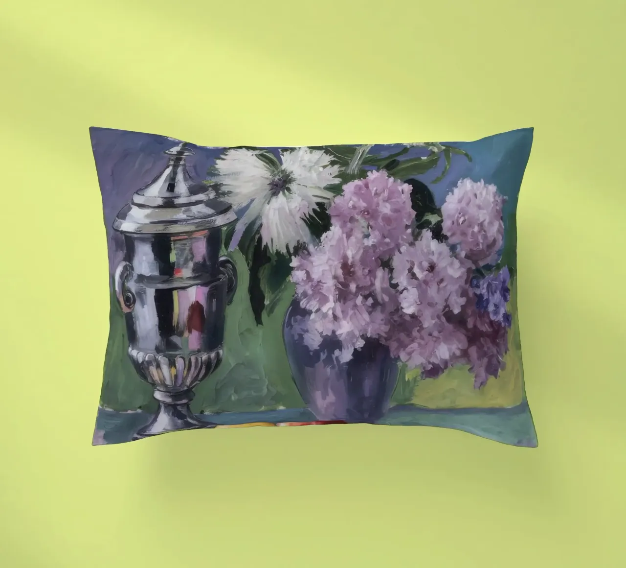 Lillà in brocca d'argento cuscino da Radiance Landscape