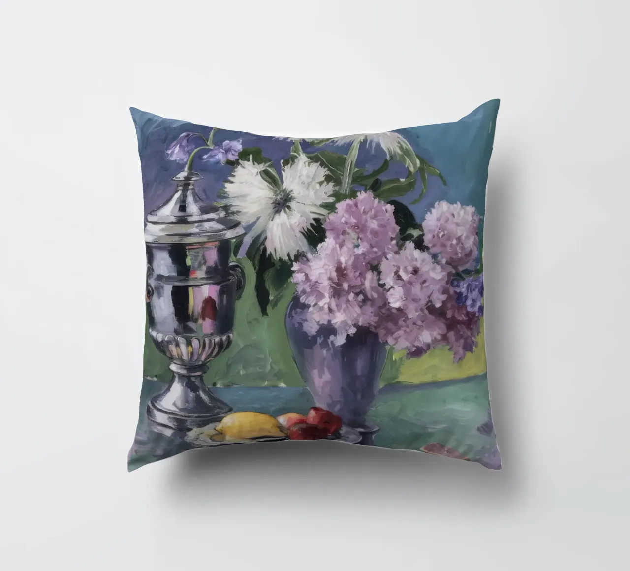 Lillà in brocca d'argento cuscino da Radiance Landscape