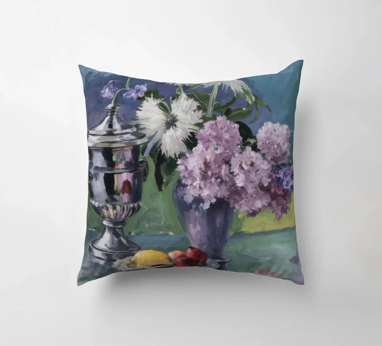 Lillà in brocca d'argento cuscino da Radiance Landscape