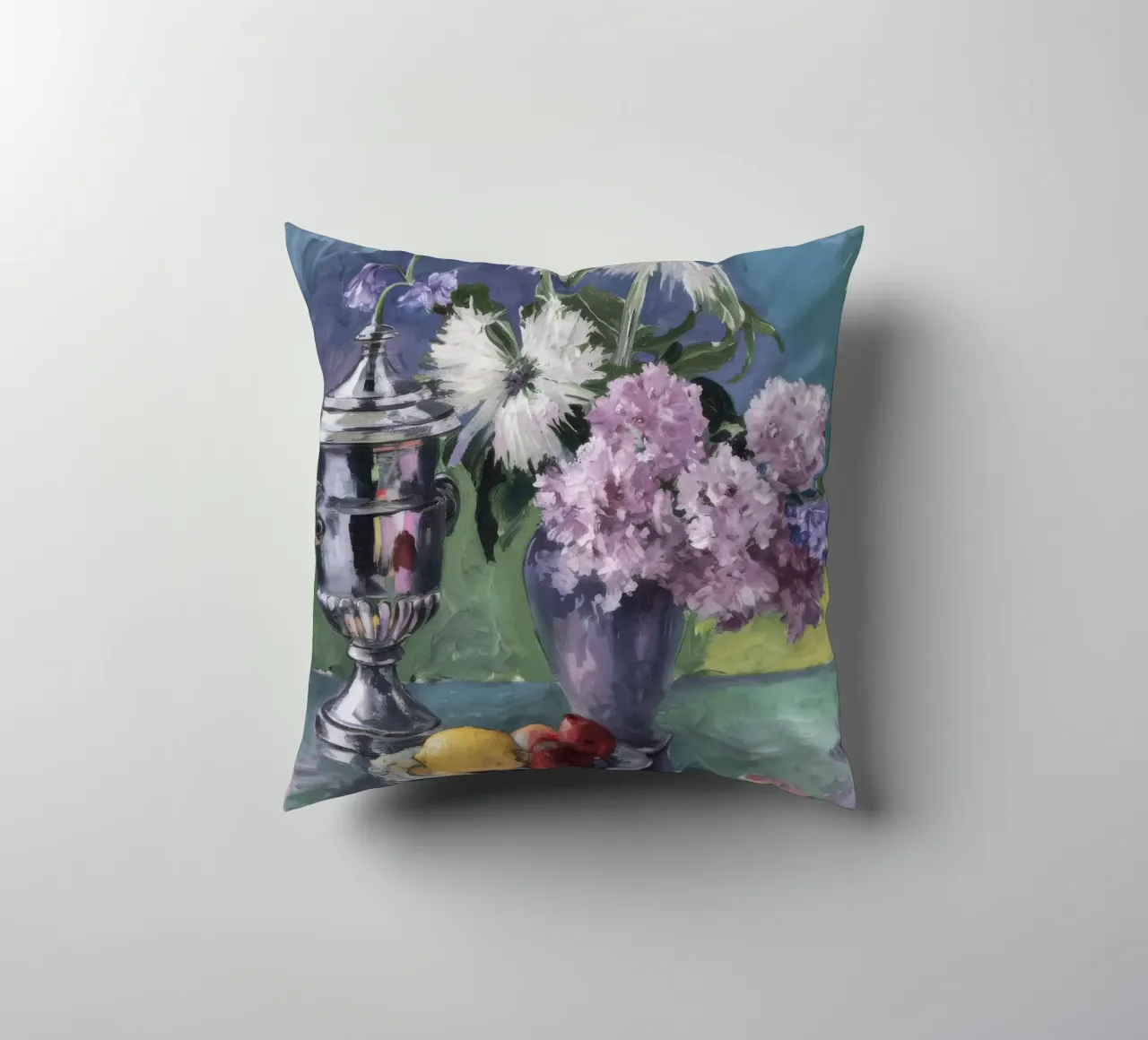 Lillà in brocca d'argento cuscino da Radiance Landscape