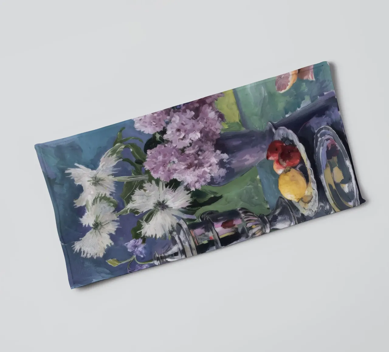 Lillà in brocca d'argento asciugamano da bagno da Radiance Landscape